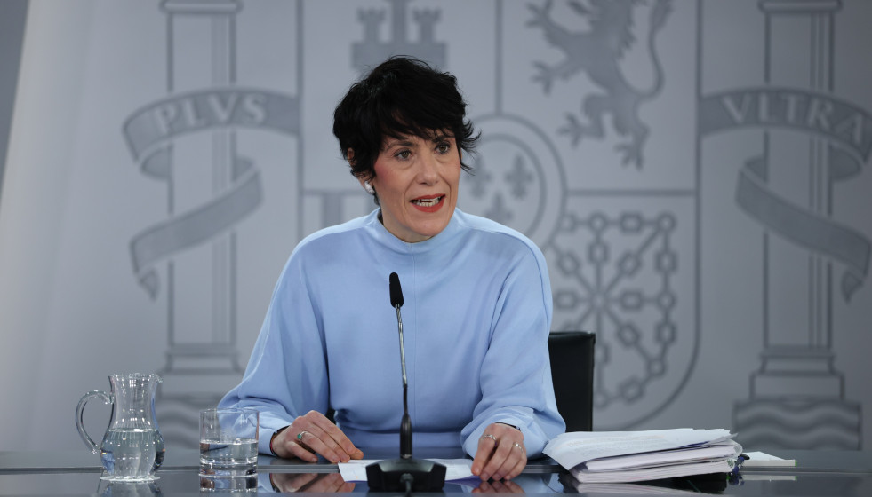 La ministra de Inclusión Seguridad Social y Migracioneas y portavoz del Gobierno, Elma Saiz, durante la rueda posterior al Consejo de Ministros en el Palacio de la Moncloa, a 27 de enero de 2026, en 