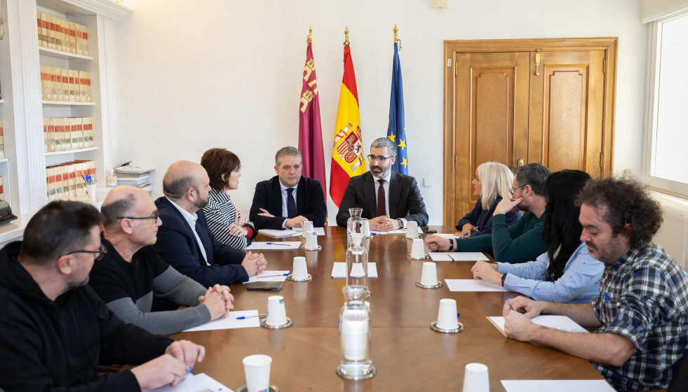 El delegado del Gobierno en la Región de Murcia, Francisco Lucas, y el comisionado especial para la Reindustrialización del Gobierno de España, Jaime Peris, reunidos con representantes del comité 