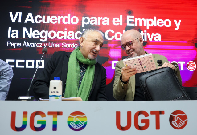 Los secretarios generales de CCOO y UGT, Unai Sordo y Pepe Álvarez, durante una rueda de prensa, en la sede de UGT, a 27 de enero de 2026, en Madrid (España). Los sindicatos han presentado la propuesta conjunta de ambas organizaciones para el VI Acuerdo p