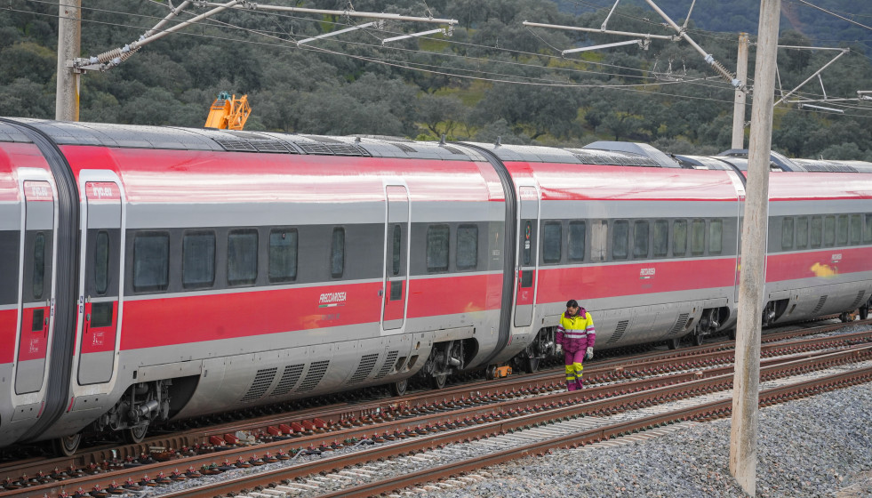 Trabajadores realizan tareas de retirada de los vagores en el punto de las vías donde tuvo lugar el accidente de trenes de Adamuz, a 24 de enero de 2026 en Adamuz (Córdoba, Andalucía).