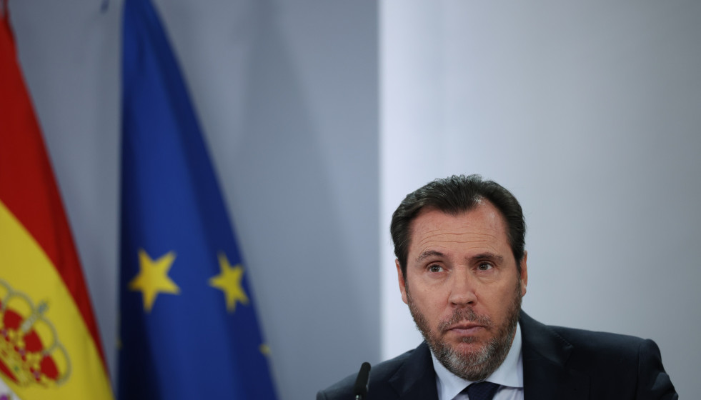 El ministro de Transportes y Movilidad Sostenible, Óscar Puente, durante la rueda posterior al Consejo de Ministros en el Palacio de la Moncloa, a 27 de enero de 2026, en Madrid (España).
