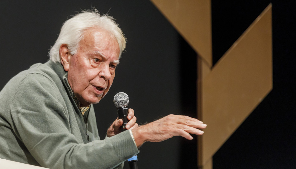 El expresidente del Gobierno Felipe González protagoniza el XVI Congreso EM+FI de la Fundación Caja Rural de Segovia, en el Teatro Juan Bravo.