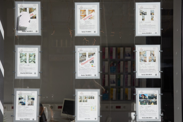 Archivo - El número de interesados que compiten por cada vivienda en alquiler crece un 14% en 2025, según Idealista.