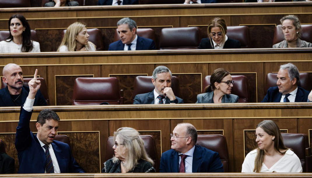 Archivo - La bancada del PP vota una ley durante una sesión plenaria, en el Congreso de los Diputados, a 9 de diciembre de 2025, en Madrid (España).