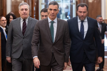 El presidente del Gobierno, Pedro Sánchez, y el ministro de Transportes, Óscar Puente, durante una sesión plenaria extraordinaria en el Congreso de los Diputados, a 27 de enero de 2026, en Madrid (