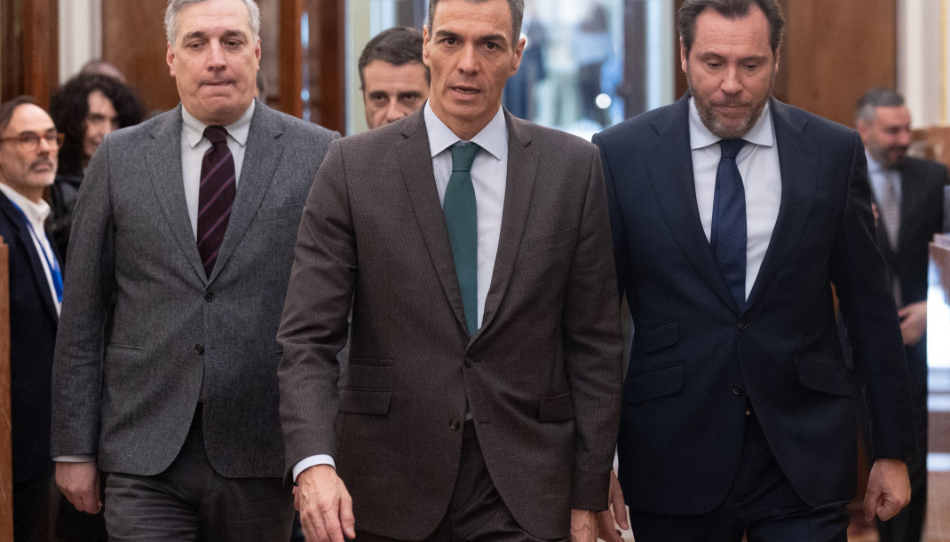 El presidente del Gobierno, Pedro Sánchez, y el ministro de Transportes, Óscar Puente, durante una sesión plenaria extraordinaria en el Congreso de los Diputados, a 27 de enero de 2026, en Madrid (