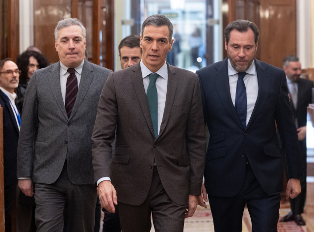 El presidente del Gobierno, Pedro Sánchez, y el ministro de Transportes, Óscar Puente, durante una sesión plenaria extraordinaria en el Congreso de los Diputados, a 27 de enero de 2026, en Madrid (España)