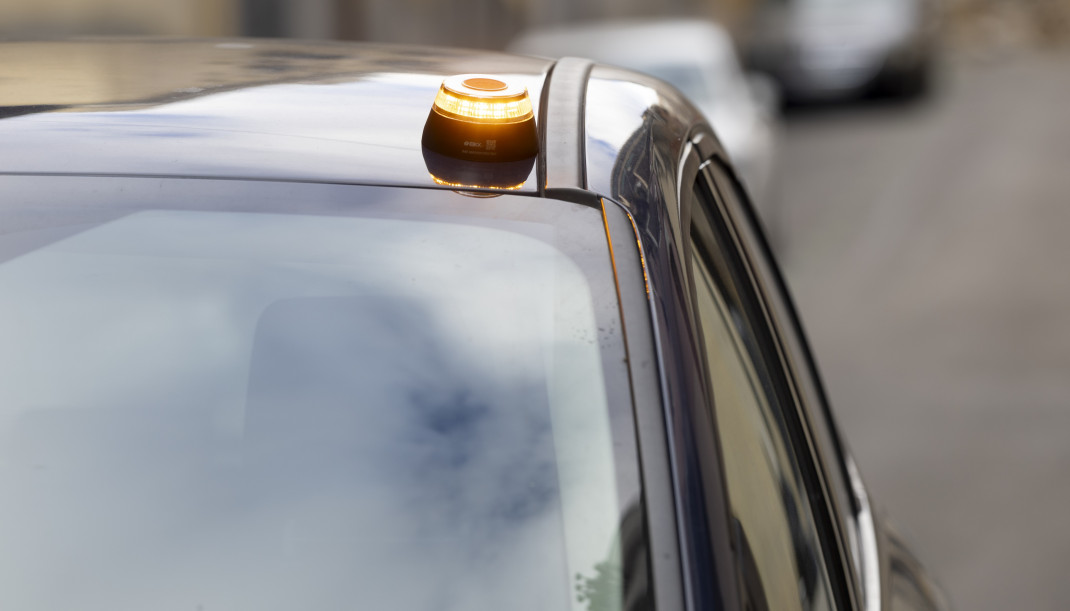 Archivo - Baliza V16 de emergencia para vehículo.