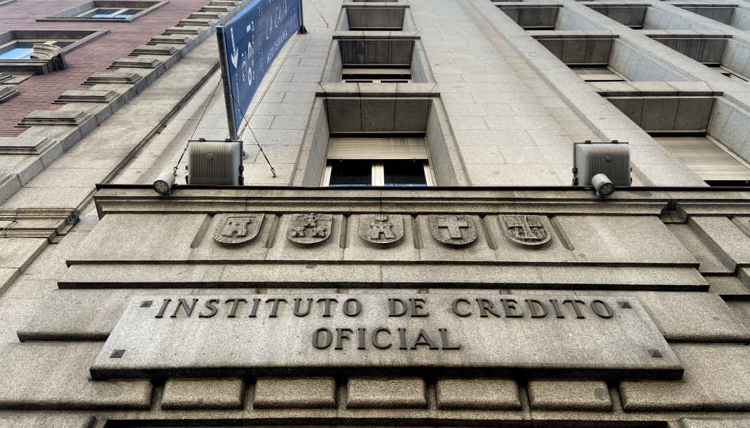 Archivo - Una de las puertas de acceso de la sede del ICO (Instituto del Crédito Oficial), en el Paseo del Prado de Madrid (España).