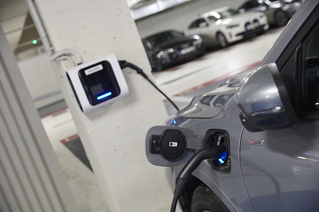 Coche eléctrico cargando