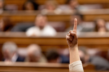 Archivo -  Una mujer vota durante la sesión plenaria en el Congreso de este martes, en la que se ha rechazado el decreto 'ómnibus' que incluía ayudas fiscales a los vehículos electrificados