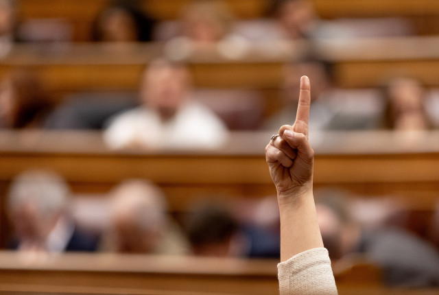Archivo -  Una mujer vota durante la sesión plenaria en el Congreso de este martes, en la que se ha rechazado el decreto 'ómnibus' que incluía ayudas fiscales a los vehículos electrificados