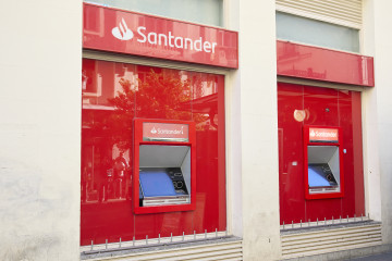 Archivo - Cajeros de una oficina del Banco Santander, a 29 de septiembre de 2024, en Madrid (España)