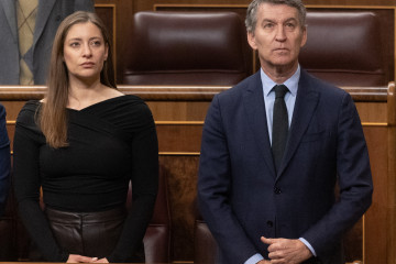 La portavoz del PP, Ester Muñoz, y el  presidente del PP, Alberto Núñez Feijóo, durante una sesión plenaria extraordinaria en el Congreso de los Diputados, a 27 de enero de 2026, en Madrid (Espa�