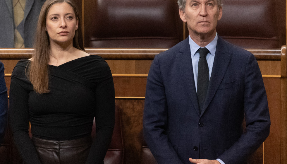 La portavoz del PP, Ester Muñoz, y el  presidente del PP, Alberto Núñez Feijóo, durante una sesión plenaria extraordinaria en el Congreso de los Diputados, a 27 de enero de 2026, en Madrid (Espa�