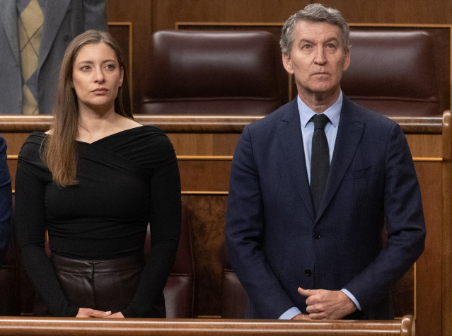 La portavoz del PP, Ester Muñoz, y el  presidente del PP, Alberto Núñez Feijóo, durante una sesión plenaria extraordinaria en el Congreso de los Diputados, a 27 de enero de 2026, en Madrid (España).
