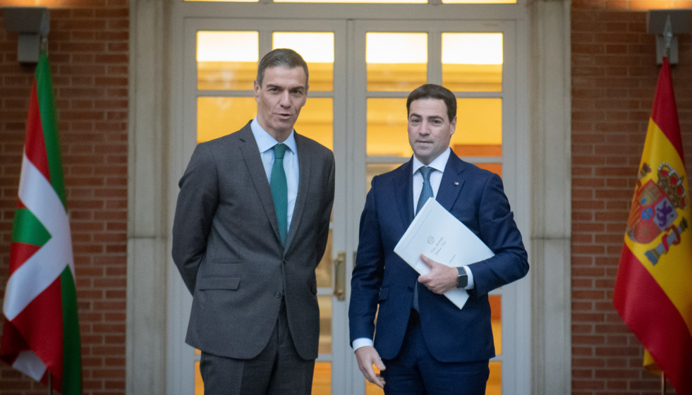 El presidente del Gobierno, Pedro Sánchez (i), recibe al lehendakari, Imanol Pradales (d), en el Complejo de la Moncloa, a 27 de enero de 2026, en Madrid (España).