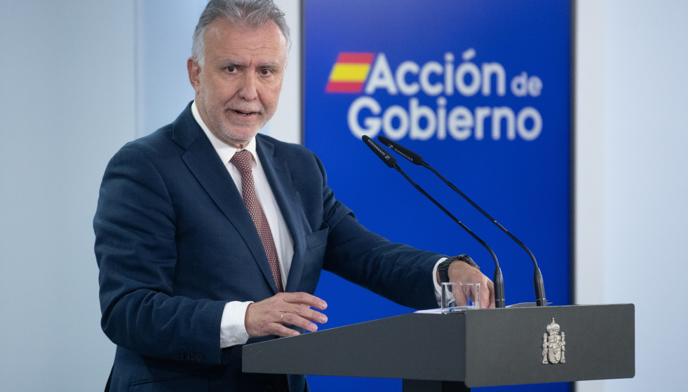 El ministro de Política Territorial y Memoria Democrática, Ángel Víctor Torres, ofrece una rueda de prensa, en el Complejo de la Moncloa, a 27 de enero de 2026, en Madrid (España).