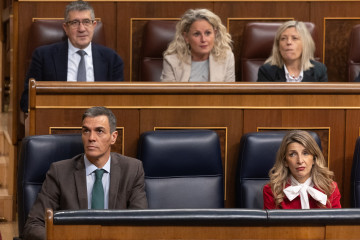 El presidente del Gobierno, Pedro Sánchez y la vicepresidenta segunda y ministra de Trabajo, Yolanda Díaz, durante una sesión plenaria extraordinaria en el Congreso de los Diputados