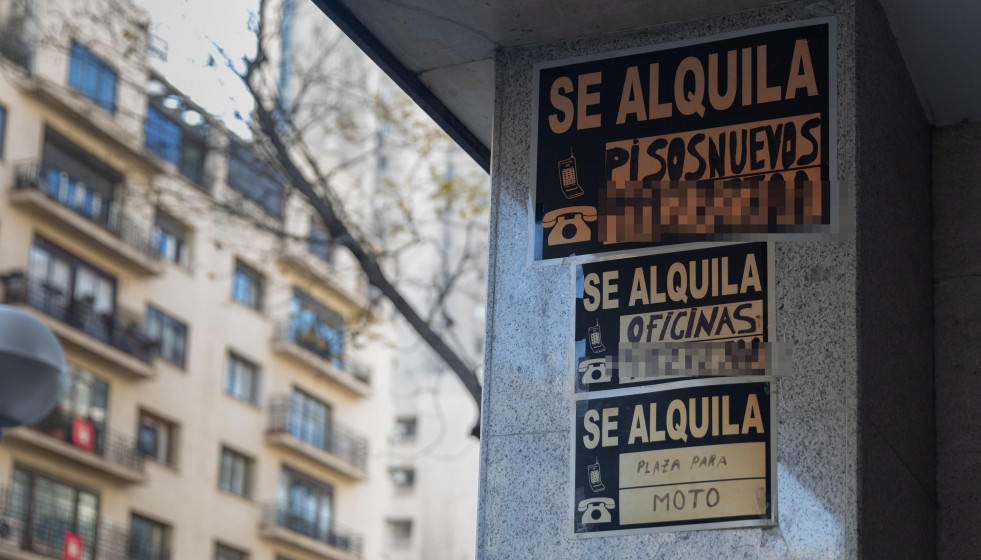 Archivo - Carteles de 'Se alquila'.