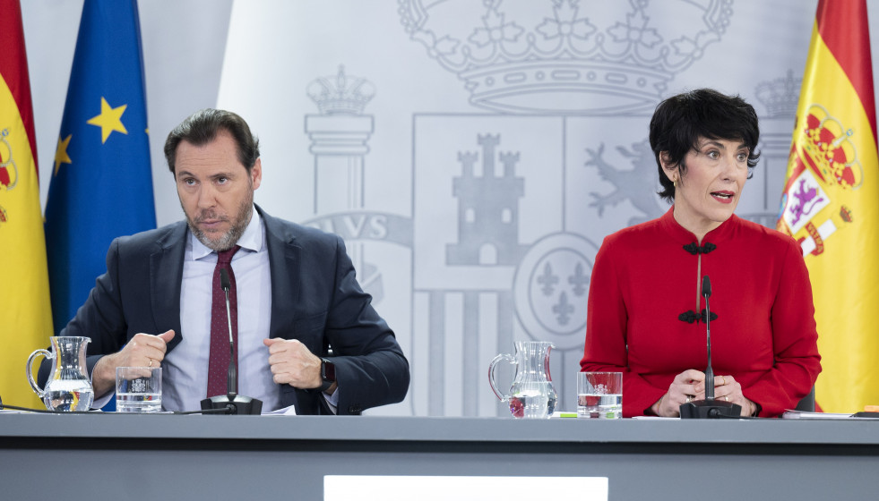 Archivo - El ministro de Transportes y Movilidad Sostenible, Óscar Puente, y la ministra de Seguridad Social, Inclusión y Migraciones y portavoz del Gobierno, Elma Saiz