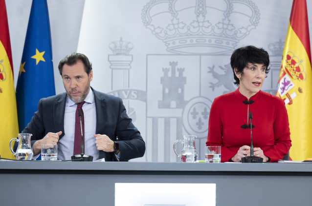 Archivo - El ministro de Transportes y Movilidad Sostenible, Óscar Puente, y la ministra de Seguridad Social, Inclusión y Migraciones y portavoz del Gobierno, Elma Saiz