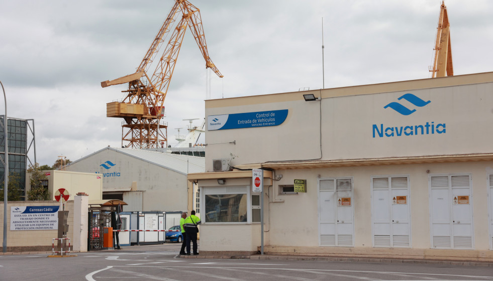 Archivo - Vista exterior de la entrada de los astilleros de Navantia en Cádiz.