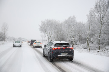 Varios vehículos circulan con la nieve por la M-607, a 28 de enero de 2026, en Madrid (España).