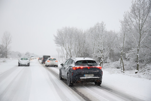 Varios vehículos circulan con la nieve por la M-607, a 28 de enero de 2026, en Madrid (España).