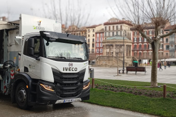 Un camión de recogida de basuras en la Plaza del Castillo de Pamplona.