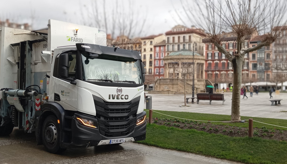 Un camión de recogida de basuras en la Plaza del Castillo de Pamplona.