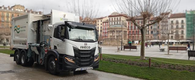 Un camión de recogida de basuras en la Plaza del Castillo de Pamplona.