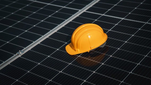 Las administraciones recortaron un 69% los permisos de construcción de renovables en 2025