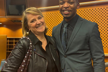 La eurodiputada del PP Rosa Estaràs con el hijo de Victoire Ingabire Rémy Amahirwa.