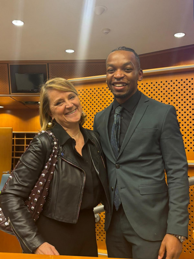 La eurodiputada del PP Rosa Estaràs con el hijo de Victoire Ingabire Rémy Amahirwa.