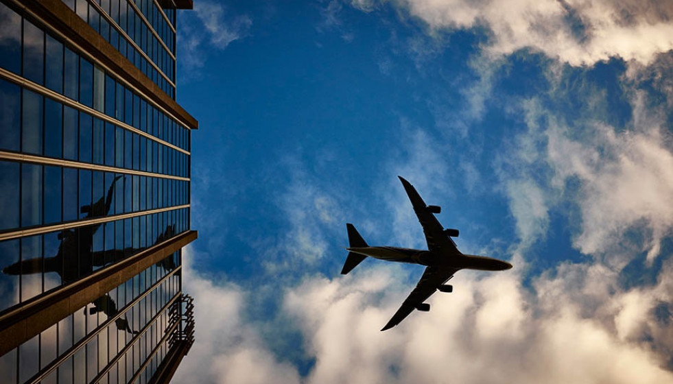 Archivo - Avión volando.