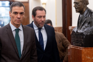 El presidente del Gobierno, Pedro Sánchez, y el ministro de Transportes, Óscar Puente, durante una sesión plenaria extraordinaria en el Congreso de los Diputados, a 27 de enero de 2026, en Madrid (