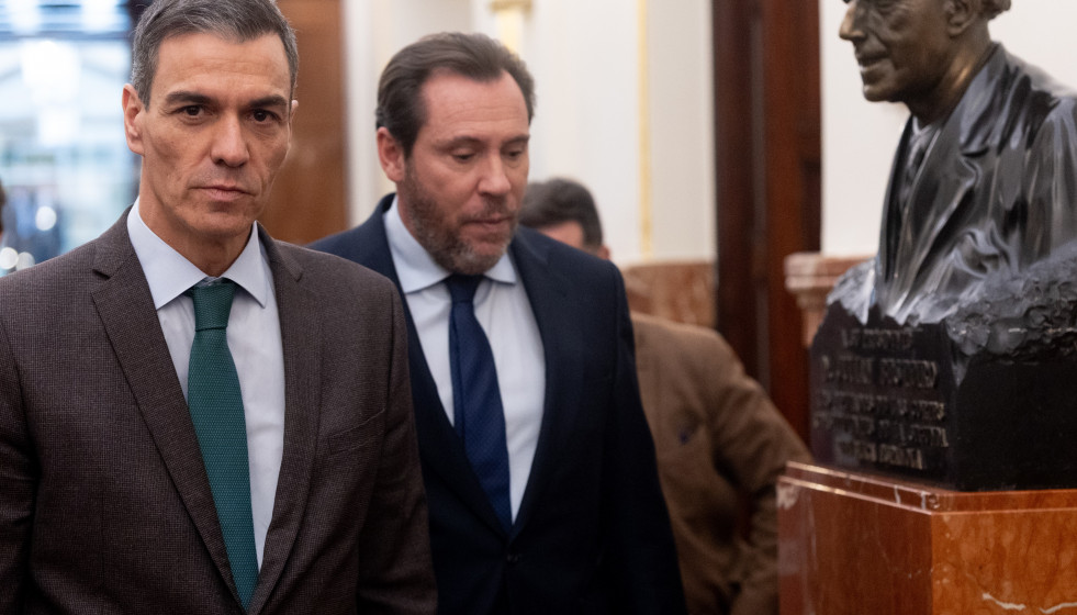El presidente del Gobierno, Pedro Sánchez, y el ministro de Transportes, Óscar Puente, durante una sesión plenaria extraordinaria en el Congreso de los Diputados, a 27 de enero de 2026, en Madrid (