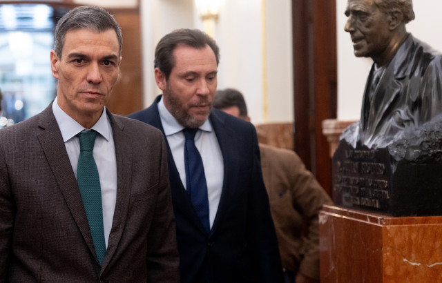 El presidente del Gobierno, Pedro Sánchez, y el ministro de Transportes, Óscar Puente, durante una sesión plenaria extraordinaria en el Congreso de los Diputados, a 27 de enero de 2026, en Madrid (España).
