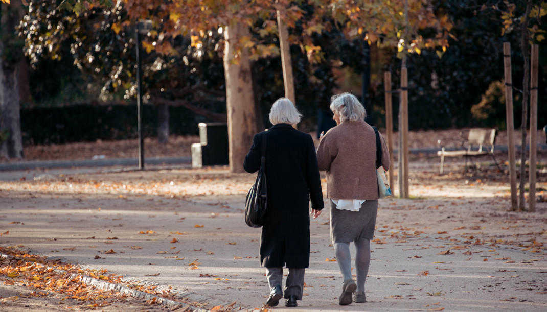 Archivo - Dos mujeres ancianas caminando por un parque, a 29 de noviembre de 2023, en Madrid (España).