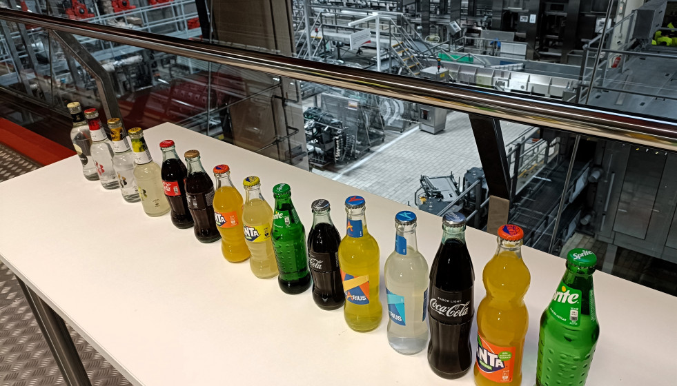 Archivo - Botellas de las bebidas producidas en una fábrica de Coca-Cola Europacific Partners (CCEP)
