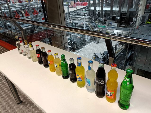 Archivo - Botellas de las bebidas producidas en una fábrica de Coca-Cola Europacific Partners (CCEP)