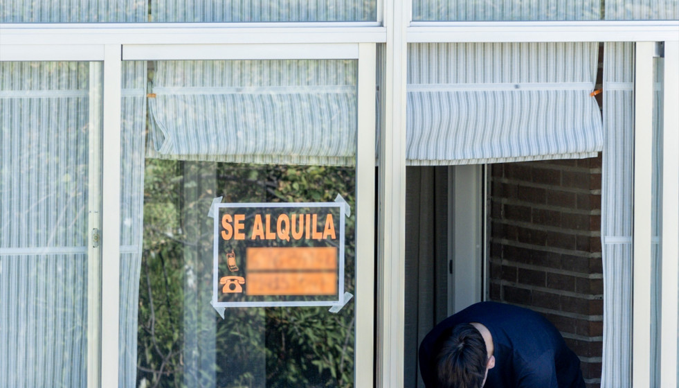 Archivo - Un cartel anunciando el alquiler de una vivienda