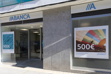 Archivo - Exterior de una oficina bancaria de Abanca, a 20 de noviembre de 2025, en Madrid (España). La entidad financiera Abanca obtuvo un beneficio atribuido de 670,4 millones de euros entre enero 