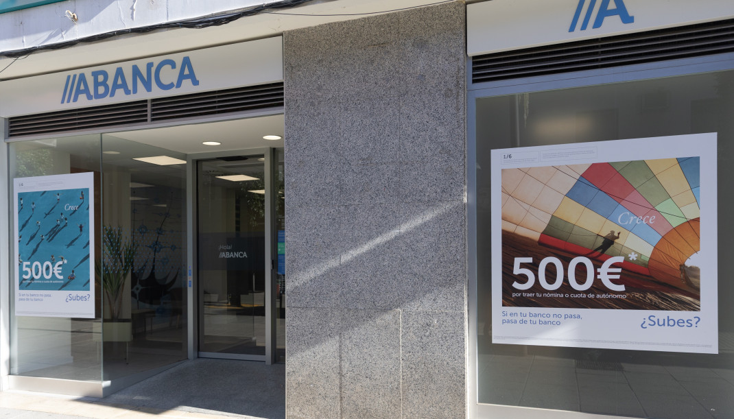 Archivo - Exterior de una oficina bancaria de Abanca, a 20 de noviembre de 2025, en Madrid (España). La entidad financiera Abanca obtuvo un beneficio atribuido de 670,4 millones de euros entre enero 