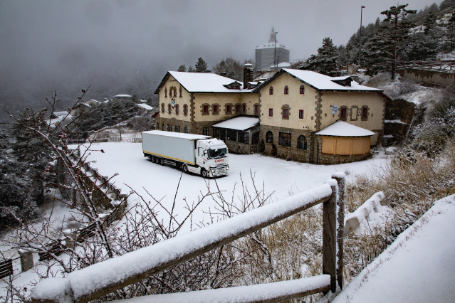 Archivo - Un camión parado en el Puerto de Navacerrada, a 2 de diciembre de 2025, en Madrid