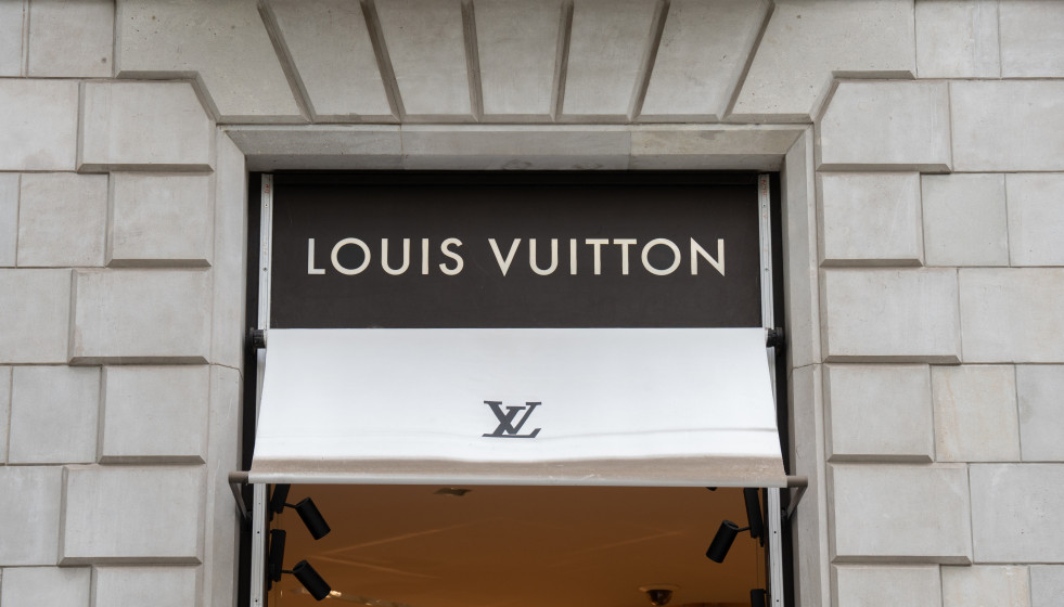 Archivo - La entrada de la tienda de Louis Vuitton del paseo de Gràcia, en Barcelona, Cataluña (España)