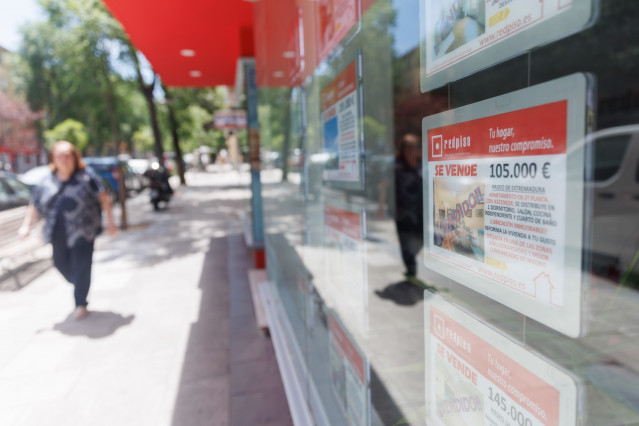 Archivo - Una agencia inmobiliaria, a 9 de mayo de 2023, en Madrid (España).