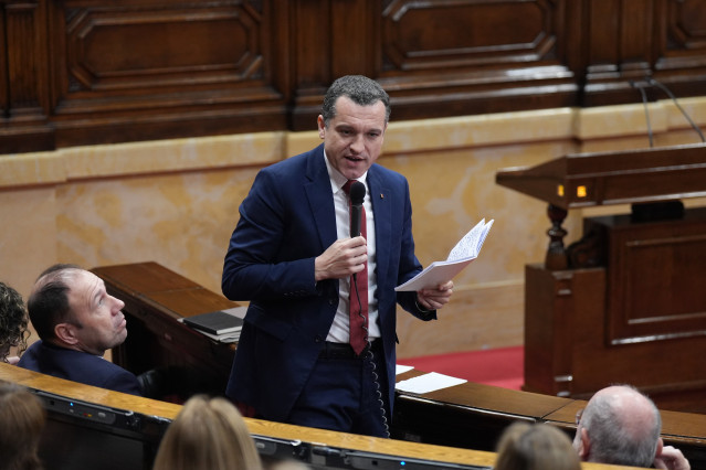 El conseller de Agricultura de la Generalitat, Òscar Ordeig, interviene durante una sesión de control, en el Parlament de Catalunya, a 28 de enero de 2026