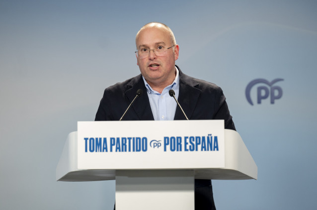 Archivo - El secretario general del PP, Miguel Tellado, ofrece declaraciones a la prensa .